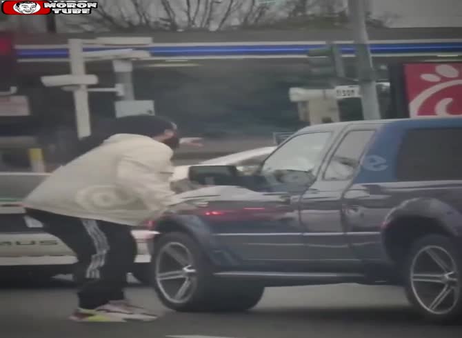 Video :This man needs courses on how to control his wrath!